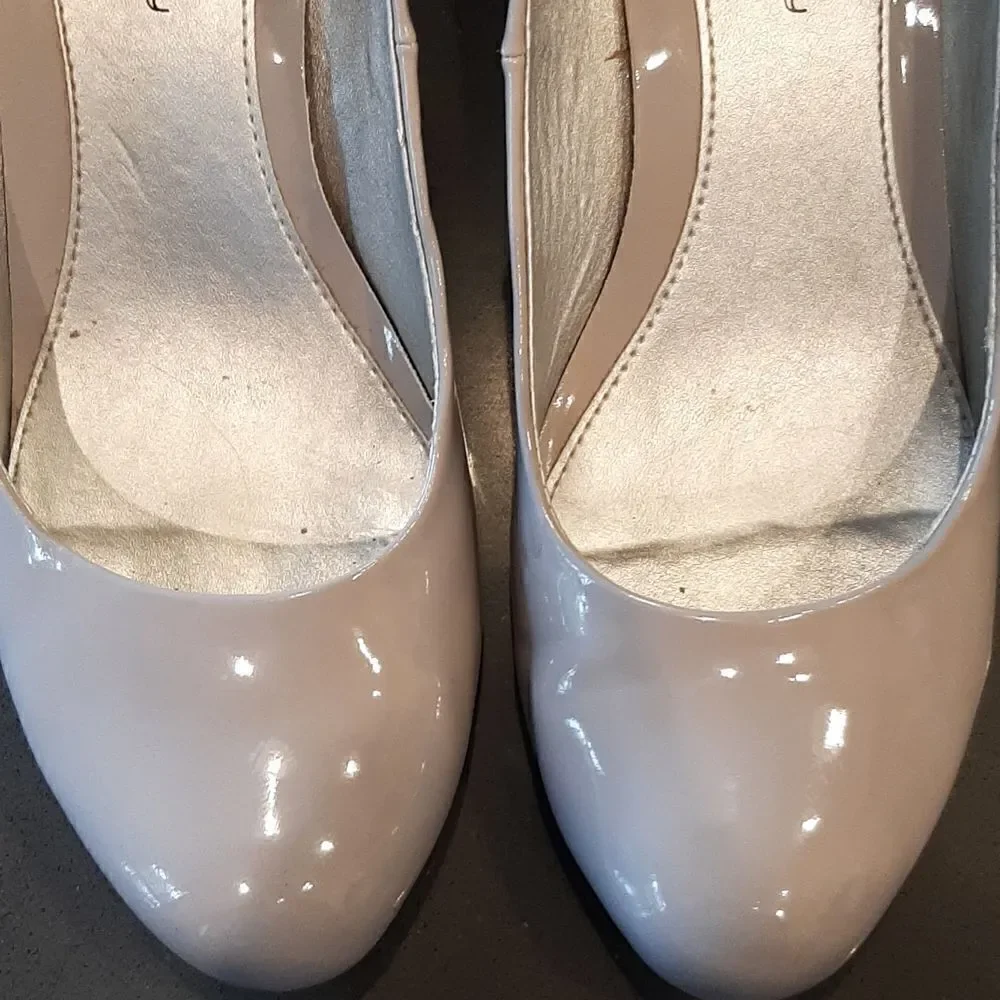 CL by Laundry Grayish Nude Glossy 10M Wedges